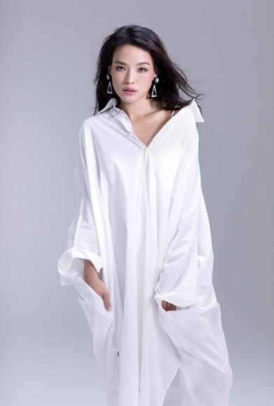 林心如舒淇姐妹同框，年龄相差不大，一个似少女一个被嘲笑是阿姨