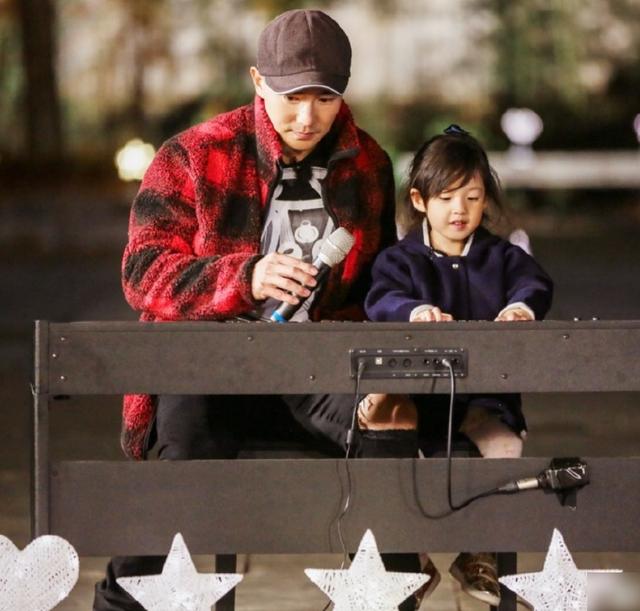 小泡芙"开挂式"成长，长发飘飘变身小仙女，和爸爸合影甜蜜满分