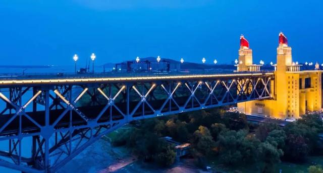 南京新地标之一:南京眼▼曾经中国第一楼:金陵饭店▼08图虫 mstark