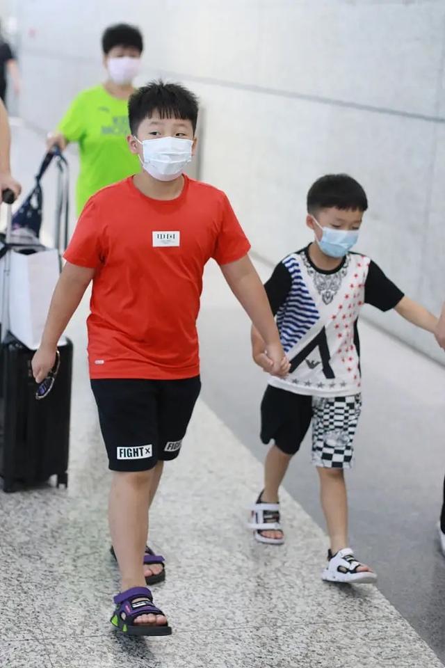 冉莹颖现身机场，戴墨镜配破洞裤穿搭时尚，一人带三娃妈妈力max