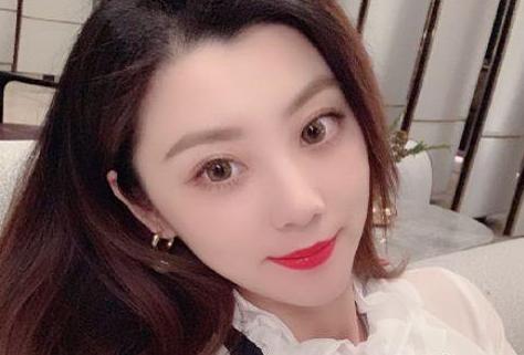 《王牌》女郎费费私照太惊艳，身材高挑不输给