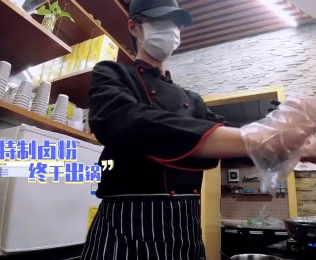 王一博说自己不会做饭，却悄悄为女粉做卤粉，我酸了