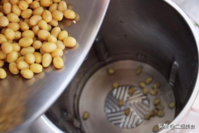 做豆浆，把黄豆泡好就打豆浆是错的，教您一招，豆浆丝滑还好喝