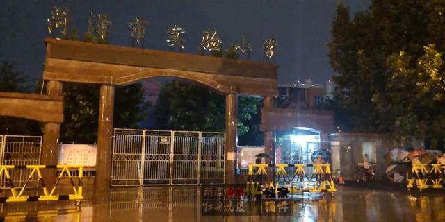 太拼！菏泽一些家长冒雨通宵排队给孩子报名，校方：真的没必要