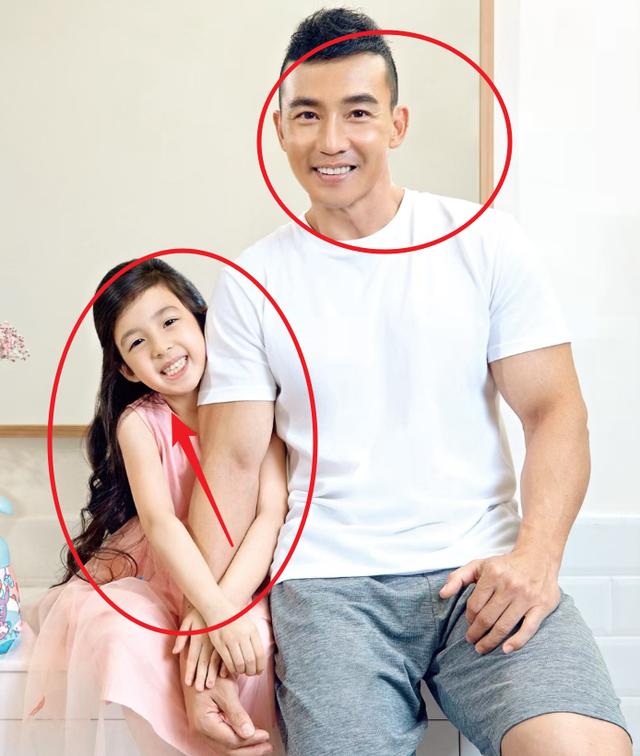 小泡芙"开挂式"成长，长发飘飘变身小仙女，和爸爸合影甜蜜满分