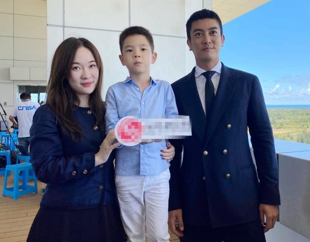 偶遇杜江一家，霍思燕穿吊带背心秀身材，神秘小女孩再与嗯哼同行