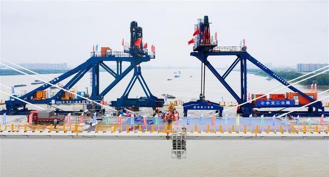 南京长江梅子洲过江通道：全长12公里，全面加密