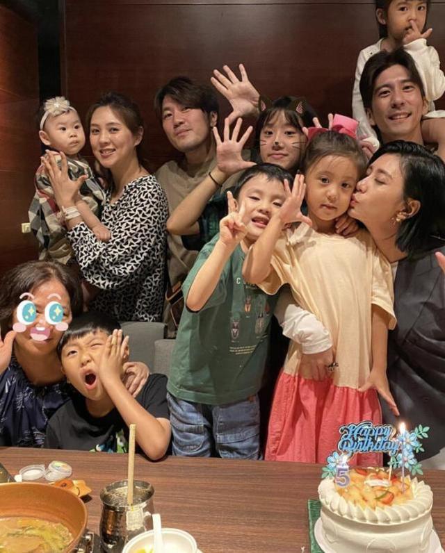 贾静雯一家为咘咘庆祝5岁生日，感谢妈妈辛苦生下她，感动又好笑