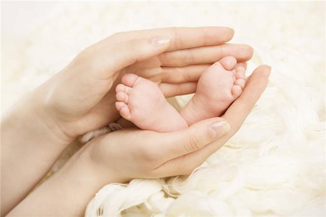 老婆|老公看到老婆剖腹产疤痕心疼流泪 网友们褒贬不一