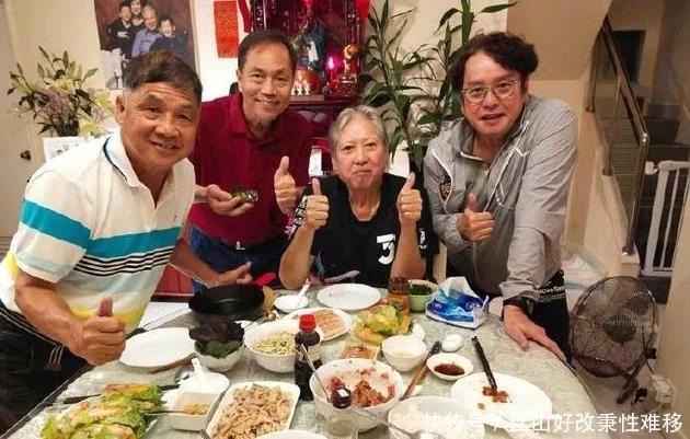 谭咏麟与好友家中聚餐 洪金宝亲自下厨精气神满满