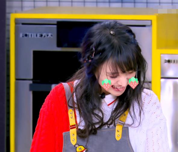 郑爽处理猕猴桃，切法却被节目组吐槽，看清她