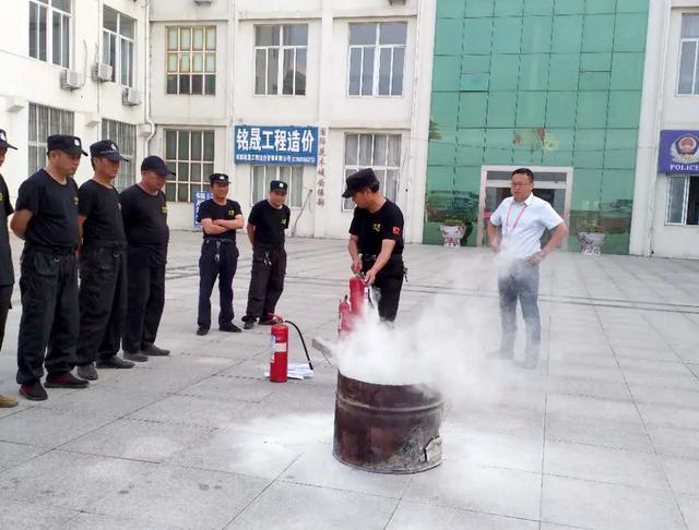 安保部经理蔡长清表示,消防安全,重于泰山,每年夏季都会组织安保人员