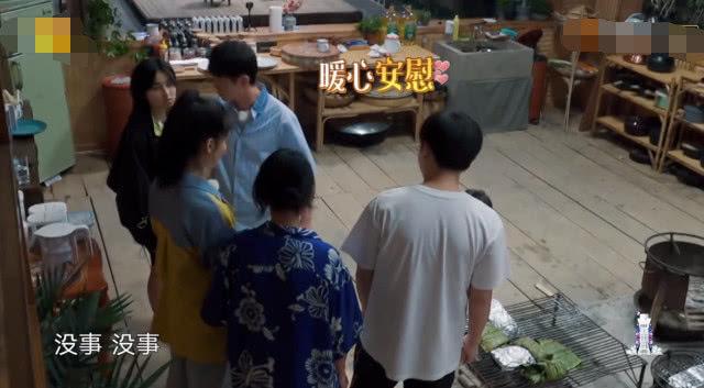 張婧儀不小心毀了一盤菜，連忙道歉，黃磊下意識(shí)地責(zé)怪太真實(shí)