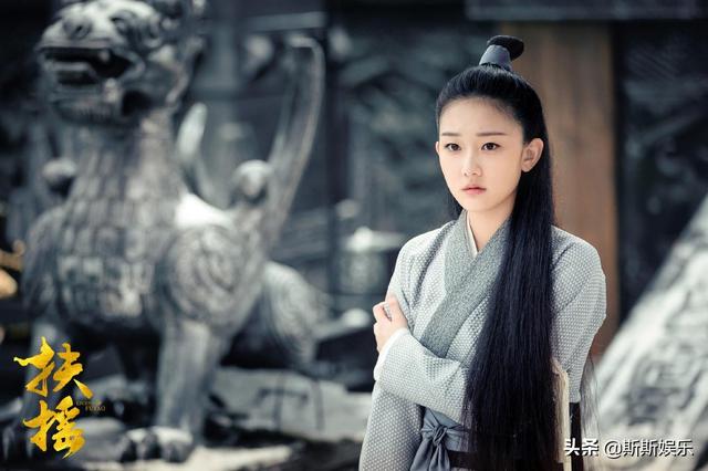 大老板杨幂4次带着她演戏，为捧成下一个迪丽热