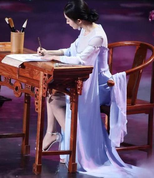 杨幂上节目大秀书法，看见写的字后，专家：作