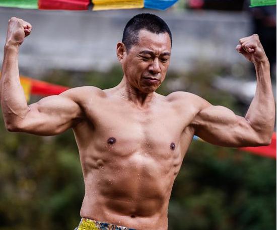 49歲的「劉皇叔」常年健身，身材狀態秒殺同齡人，小伙都自愧不如