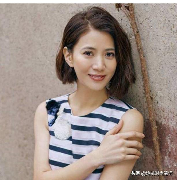 48岁袁咏仪“少女”身材美的高级，穿搭时髦又气质，美过章子怡