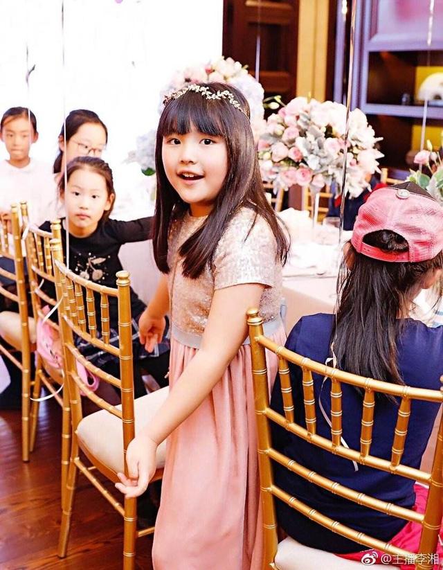 王岳伦半夜两点道歉，女儿王诗龄点赞他微博，看李湘这次如何回应