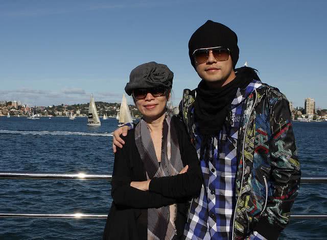 周杰伦昆凌母亲节为周妈妈亲自下厨，孝心满满，三人同框画面温馨