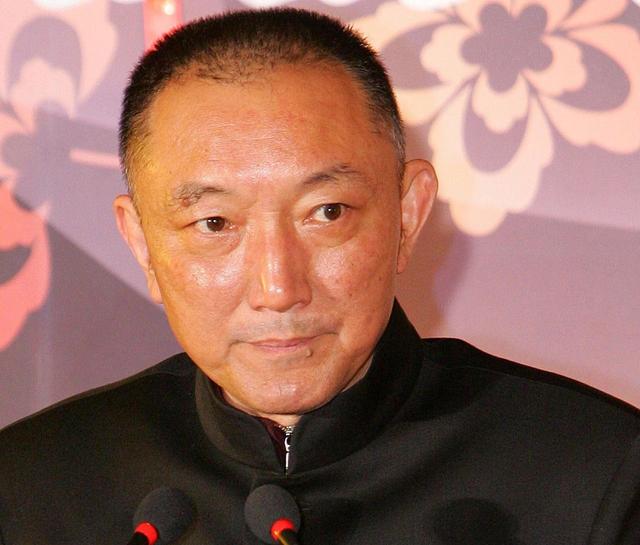 这个掌控中国电影的幕后大佬，冯小刚都要喊一声“三爷”！