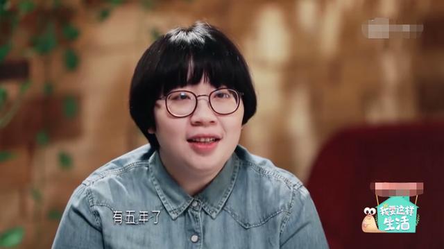 29岁女星独居五年，开店入不敷出！一月挣7千却