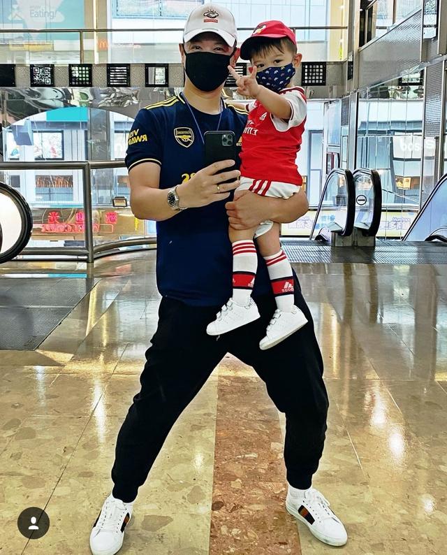 胡杏儿老公强迫看电视的儿子自拍，奕霆眼睛斜视露职业假笑超可爱