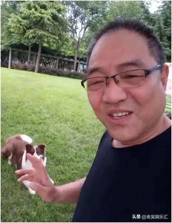 《征服》周国权现状，与爱犬游玩做网红主播，