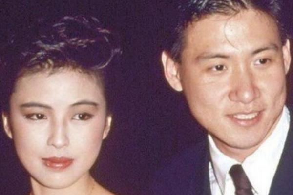 她是梅艳芳干妹妹，被指责葬礼上举止无礼，梅艳芳医药费都她付的