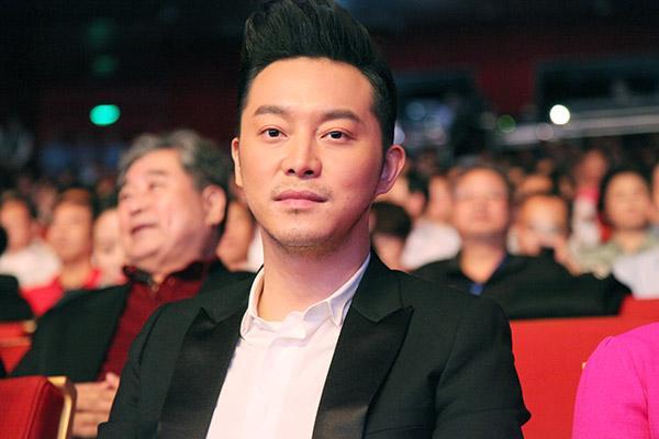 沙溢俩儿子长大了！9岁安吉身高已到妈妈肩膀，5岁小鱼儿长腿抢镜