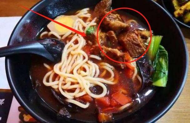 刘涛的面馆开业了，吃友点一碗“羊肉面”，结