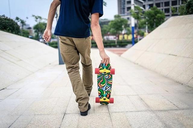 熊孩子和广场舞大妈，是滑板手这辈子最不愿见到的宿敌...