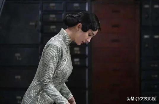 有种“小鹿乱撞”叫杨幂穿旗袍，侧身曲线太撩