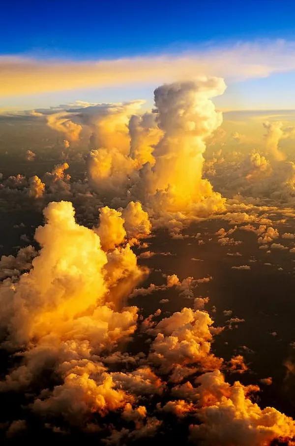 高空拍摄五彩云