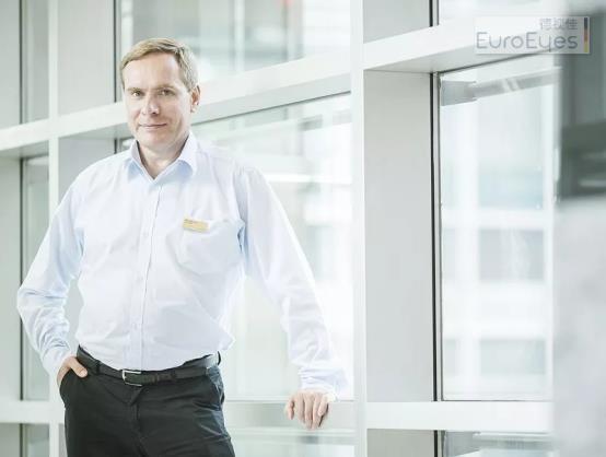 上海：一家4口在德国眼科做老花手术矫正