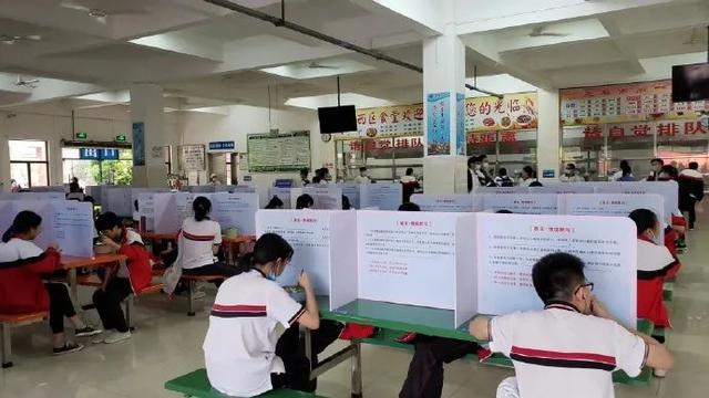 高三复课，暖心的食堂，既防范新冠疫情，又帮