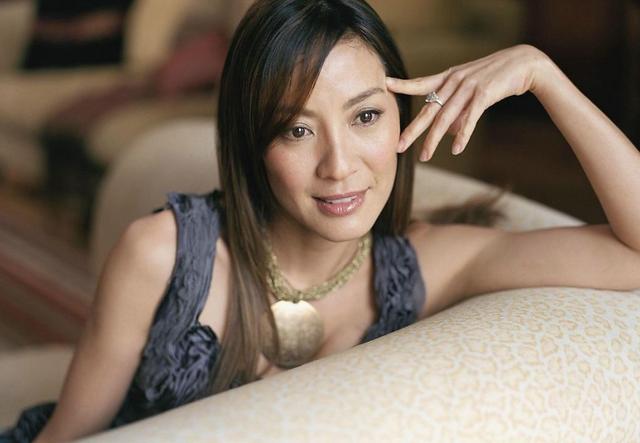 58岁杨紫琼近照曝光风采依旧，情定大16岁富豪，