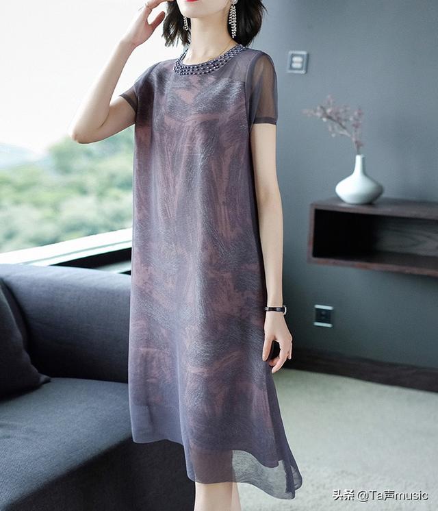 浙江新出一款“光鲜裙”55岁妈妈穿上，美的洒脱气质不凡