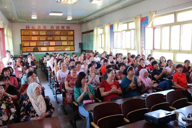 白银市妇联开展“巾帼心向党”民族团结进步暨家庭教育宣讲活动