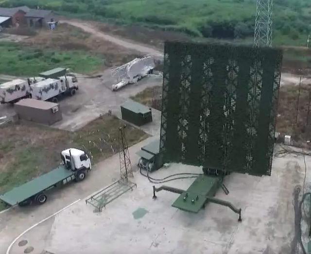 F22一头栽向地面，飞行员紧急弹射放弃战机，美媒猜测原因很恶毒