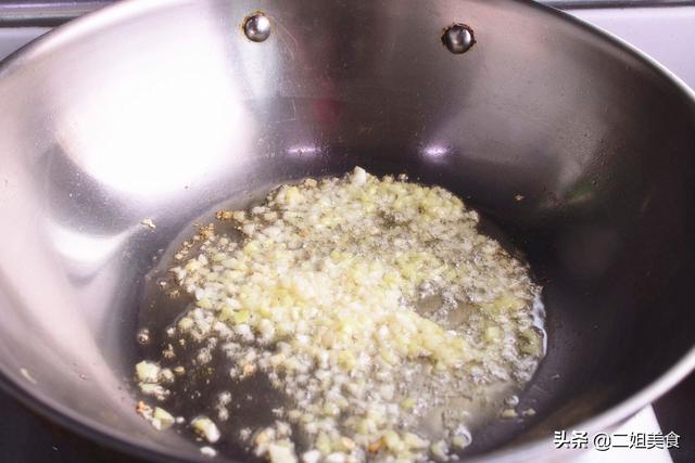 炒菜时，先放姜还是后放姜？大厨教您一招，做啥菜都好吃