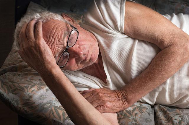 为什么老年人普遍失眠？或与2个因素有关系，经常失眠的人看看