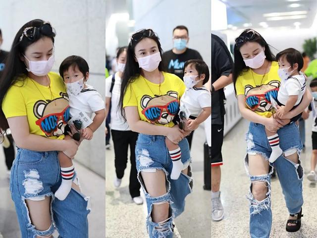 冉莹颖现身机场，戴墨镜配破洞裤穿搭时尚，一人带三娃妈妈力max