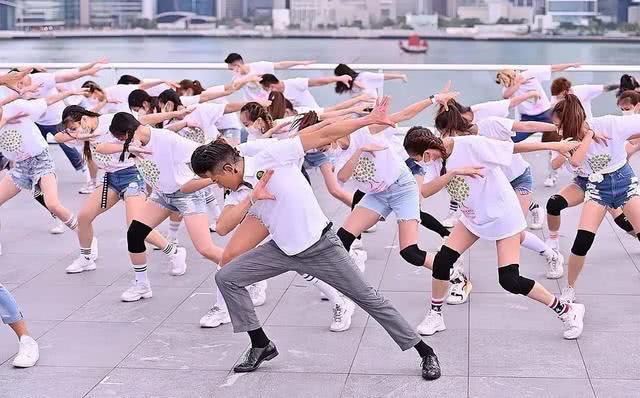 郭富城唱跳1小时吸金上百万，55岁人气不减当年