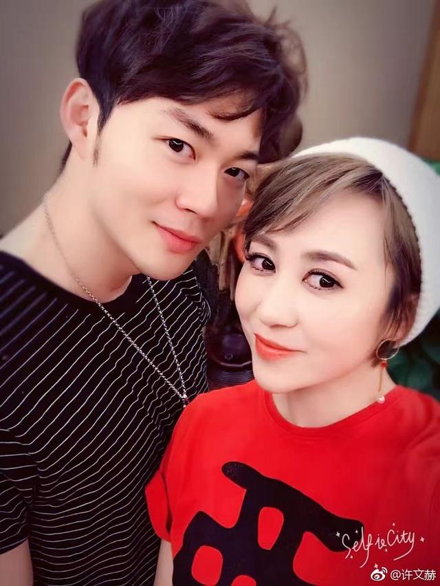 37岁的马丽升级为母亲，孕照被沈腾调侃，马丽晒