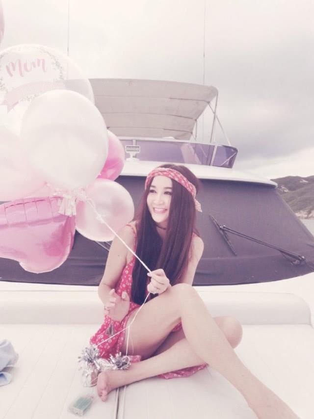 温碧霞和丈夫乘游艇度假，他们海边牵手相拥，老夫老妻依旧超甜蜜