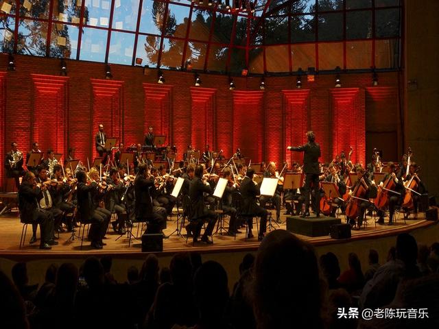 音乐会上的指挥真的很重要吗？指挥是起什么作用的？