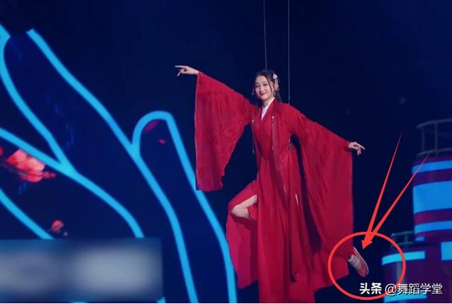 王牌真能省钱，沈腾“衬衫”变“背心”不算啥