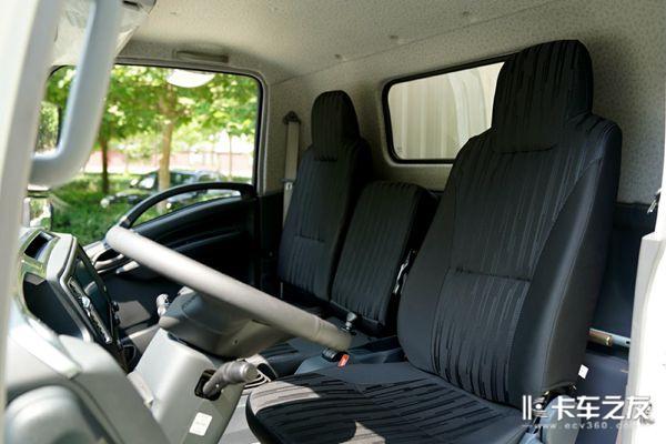 中控台两侧,车门,驾驶室上方,中间座椅等位置配备了多达24处的储物