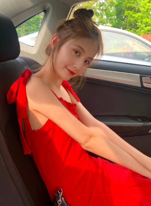 不愧是王思聪的最新绯闻女友，看她穿上短装的腰，女生都自愧不如