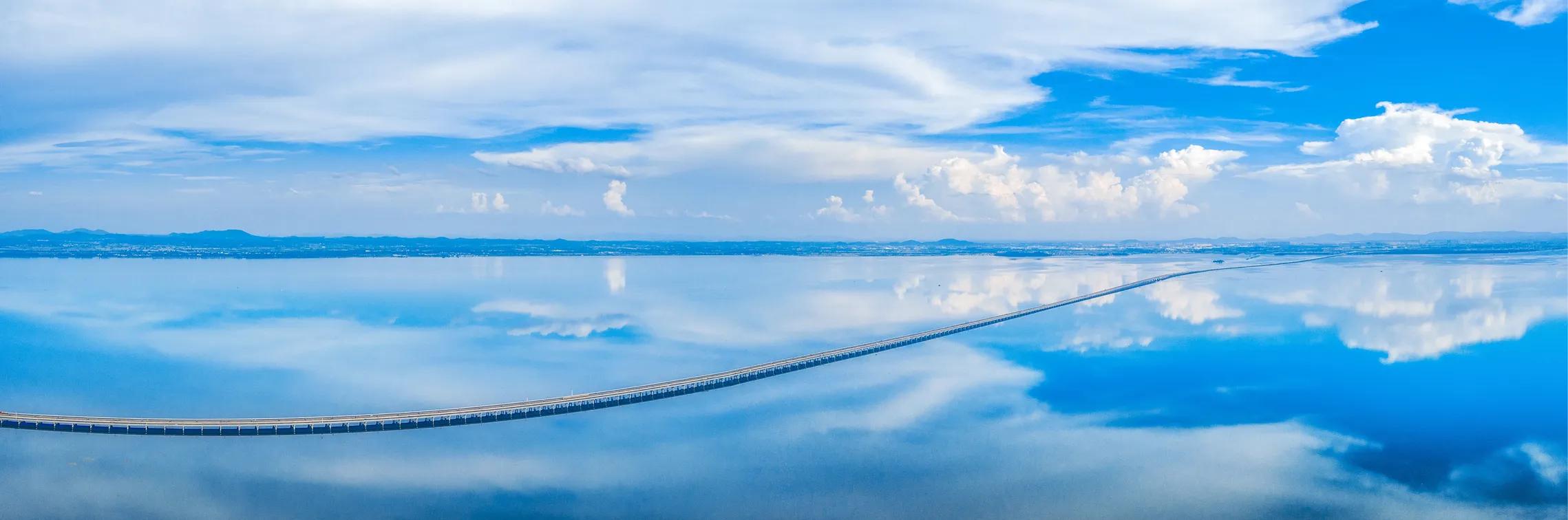 天空之镜石臼湖图片